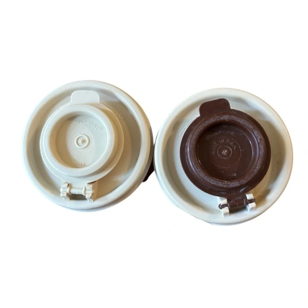 VTG Tupperware Salt & Pepper Shaker Set Brown W/Beige Flip Lids 4” Retro 1329-8